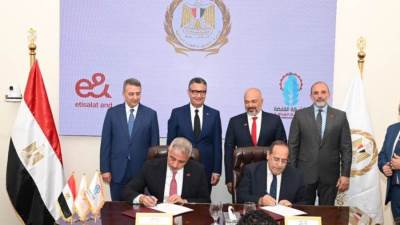 تعاون بين القابضة للصناعات الغذائية واتصالات مصر لتطوير مجمعات كاري أون