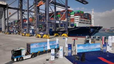 بدء التشغيل التجريبي لمحطة البحر الأحمر لتداول الحاويات رقم 1 بالسخنة (صور)