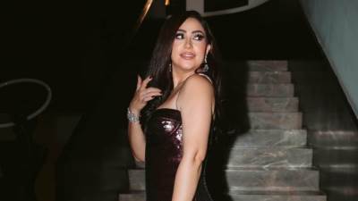 بوسي تخطف الأنظار بفستان "برجندي" لامع في أحدث إطلالة