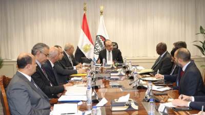 وزير قطاع الأعمال يستعرض خطط تطوير الشركات والاستدامة أمام وفد البنك الدولي