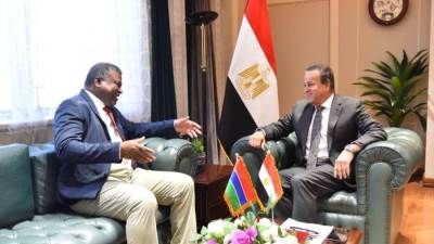 عبدالغفار: إرسال قوافل طبية متخصصة تشمل جراحات القلب والأورام والصدر لجامبيا