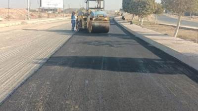 جهاز أسيوط الجديدة يبدأ أعمال رصف الطريق الصحراوي الصعيد البحر الأحمر