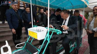 محافظ أسيوط يتفقد نموذجًا لمركبة نقل خفيفة بديل آمن للتوك توك