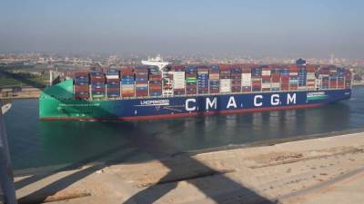 قناة السويس تشهد عبور أضخم سفن الحاويات في العالم بعد غياب عامين