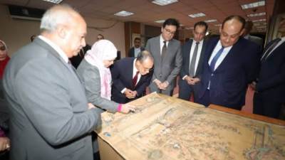 وزير الثقافة يسلم “الخارجية” 13 خريطة ووثائق تاريخية نادرة