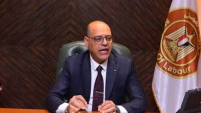 وزير العمل يصدر قرارًا وزاريًا بشأن تحديد ساعات العمل في المنشآت الصناعية