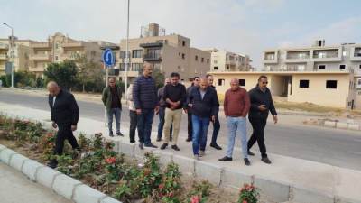 رئيس جهاز مدينة الشروق يتابع ميدانيا أعمال صيانة الطرق والمسطحات الخضراء