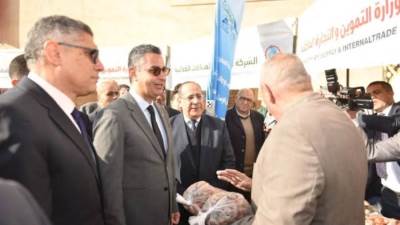 وزير التموين ومحافظ الجيزة يفتتحان سوق «اليوم الواحد» بشارع فيصل