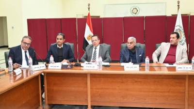 مجلس أمناء العاشر من رمضان يناقش تطوير الخدمات الصحية وتنظيم الباعة الجائلين 