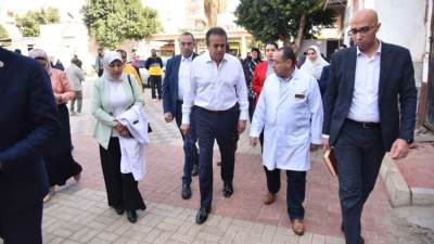 وزير الصحة يتفقد مستشفى سنورس المركزي.. ويُحيل المتغيبين عن العمل للتحقيق