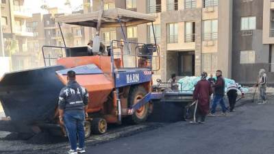 الإسكان: استمرار أعمال رصف الطرق بمنطقة جنة 4 بمدينة الشيخ زايد