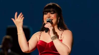 بوسي تخطف الأنظار بإطلالة حمراء في حفلها الغنائي ليلة رأس السنة