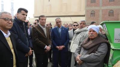 وزير الزراعة ومحافظ الفيوم يوزعان 15 فراطة ذرة على صغار المزارعين