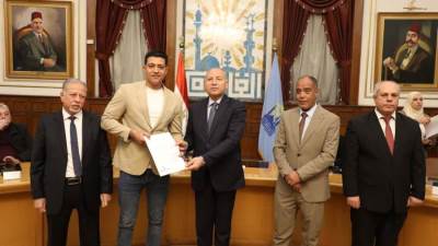 محافظ القاهرة: تسليم 40 عقدًا لمصانع وورش شق الثعبان بعد تقنين أوضاعها