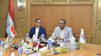 الخطيب: فرص الاستثمار في قنا على 1.1 مليون فدان مؤهلة للنمو