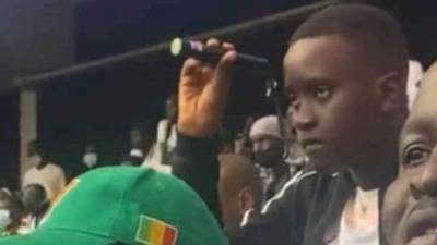 رحلة مجانية.. السنغال تستدعي «مشجع الليزر» قبل مواجهة منتخب مصر