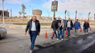 رئيس جهاز الشروق يتابع أعمال استكمال تنفيذ الطبقة السطحية بالطريق الشرقي الجديد