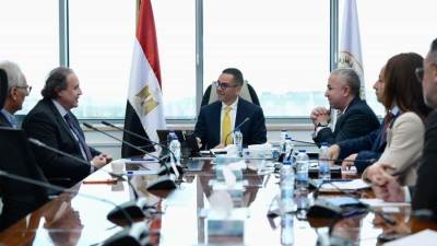 الخطيب: تسهيل الاستثمار عبر توفير الأراضي والبنية التحتية في المناطق الصناعية والحرة