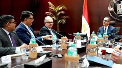 وزير الاستثمار يبحث مع شركتي 'ايفولف' و'ستونيكس' خطط الاستثمار في الذهب