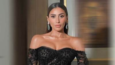 بفستان أسود.. دينا الشربيني تتألق في حفل  جوي أووردز