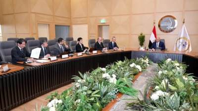 وزير الصناعة يبحث مع "تويوتا" ضخ استثمارات جديدة في تصنيع السيارات بمصر