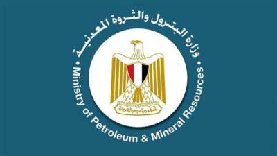 وزارة البترول تتابع حادث تصادم طريق حقول الصحراء الغربية