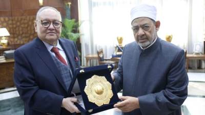 رئيس مجلس الدولة: تقدير جهود الإمام الأكبر في نشر وسطية الإسلام والتعايش الإيجابي