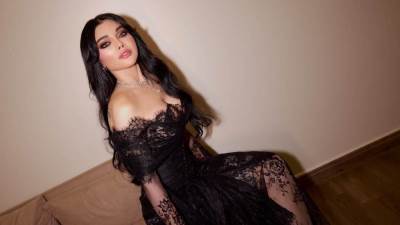 بـ55 ألف جنيه.. هيفاء وهبي تتألق بفستان دانتيل أسود في موسم الرياض