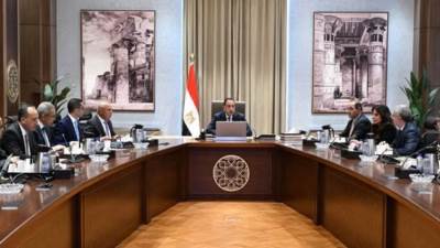  الحكومة تناقش سبل زيادة جذب وتوطين صناعة السيارات 