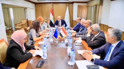  التربية والتعليم تستعرض  تعزيز التعاون في المدارس التكنولوجيا مع الاتحاد الأوروبي