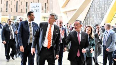  نائب وزير الخارجية الأمريكي ونائب وزير خارجية طاجيكستان يزوران المتحف المصري الكبير