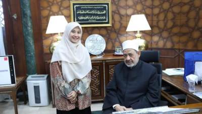 شيخ الأزهر يستقبل الطالبة الإندونيسية «ييلي»