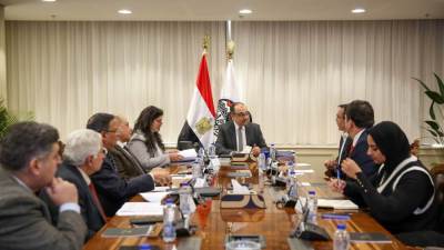 وزير قطاع الأعمال العام يبحث مع مستثمرين أتراك سبل التعاون في صناعة الملابس