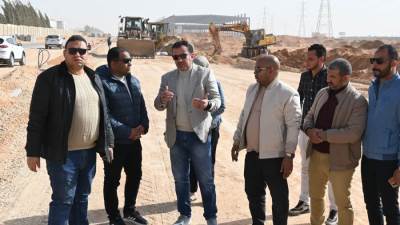 معاون نائب رئيس «المجتمعات العمرانية» يتابع تطوير الطرق ومسار قطار البضائع بالعاشر