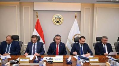 اجتماع ثلاثي لتعزيز "صناعة السكر" وخطط لزيادة الإنتاج وتحقيق الاكتفاء الذاتي