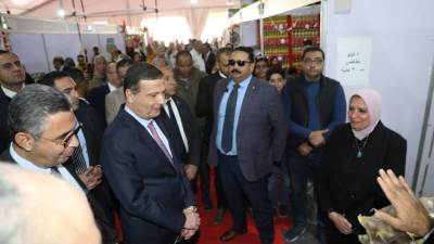 وزيرا الزراعة والتموين ومحافظ الجيزة يفتتحون معرض السلع الغذائية بالمتحف الزراعي