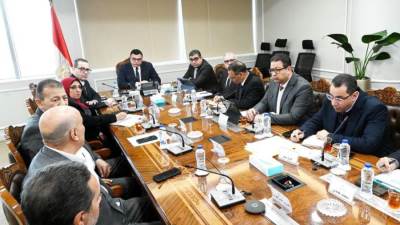 وزير الإسكان يلتقي مسئولي شركة "HDP" لمتابعة موقف مبيعات المشروعات بالمدن الجديدة