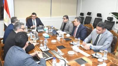 وزير الإسكان يبحث تعظيم الاستفادة من أراضي التنمية السياحية وزيادة الاستثمارات