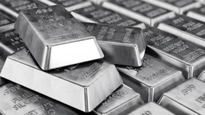 الفضة تهوي وتخسر بنسبة 16% وتعمق خسائرها