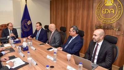 رئيس هيئة الدواء يبحث مع ممثلي شركة الحكمة توسيع الاستثمارات والتصنيع المحلي