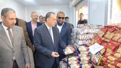 محافظ أسيوط يفتتح معرض "أهلاً رمضان" بتخفيضات 30% على السلع الأساسية