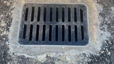 جهاز حدائق أكتوبر ينفذ صيانة شاملة لبلاعات صرف مياه الأمطار 