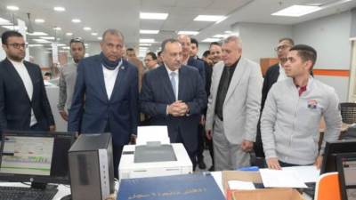 محافظ أسيوط يتفقد مركز الخدمات المميز بالغرفة التجارية ويطلق مبادرة ريادة الأعمال