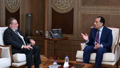 رئيس الوزراء يلتقي محافظ البنك المركزي لبحث عدد من الملفات المهمة