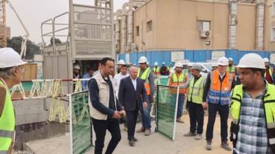 كسر ماسورة مياه يسبب هبوط أرضي بجوار عقار بمصر القديمة