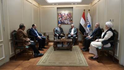 رئيس اقتصادية قناة السويس يناقش وزير العمل فرص العمل المتاحة