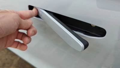 الصين تحظر مقابض الأبواب المخفية في السيارات ابتداءً من 2027