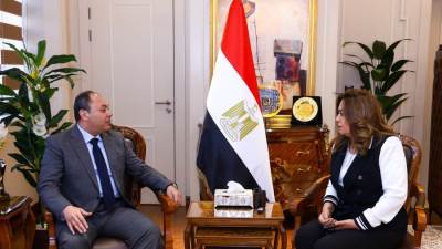 د.منال عوض تبحث موقف مشروعات البنية التحتية والاستثمارية مع رئيس هيئة الصعيد