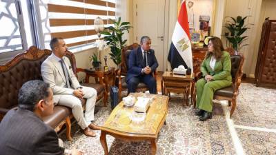 د.منال عوض تبحث مع وفد العربية للتصنيع مشروعات البنية التحتية لمنظومة المخلفات