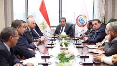 وزير الصحة يبحث تفعيل الروبوت الجراحي في المستشفيات المصرية